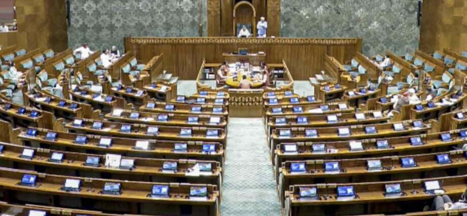 লোকসভা থেকে সাসপেন্ড হওয়া ৮ বিরোধী সাংসদের শাস্তি প্রত্যাহার হতে পারে আজ