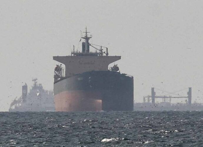 জ্বালানি সঙ্কট তুঙ্গে: হরমুজ প্রণালীতে অবরোধের ১৯ দিনে বিশ্ববাজারে তেলের দাম বাড়ল ৫০%