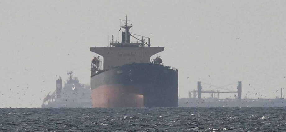 জ্বালানি সঙ্কট তুঙ্গে: হরমুজ প্রণালীতে অবরোধের ১৯ দিনে বিশ্ববাজারে তেলের দাম বাড়ল ৫০%