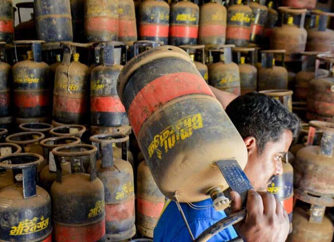 রান্নার গ্যাসের বুকিংয়ে বড়সড় বদল: উজ্জ্বলা গ্রাহকদের জন্য বাড়ল অপেক্ষার সময়সীমা