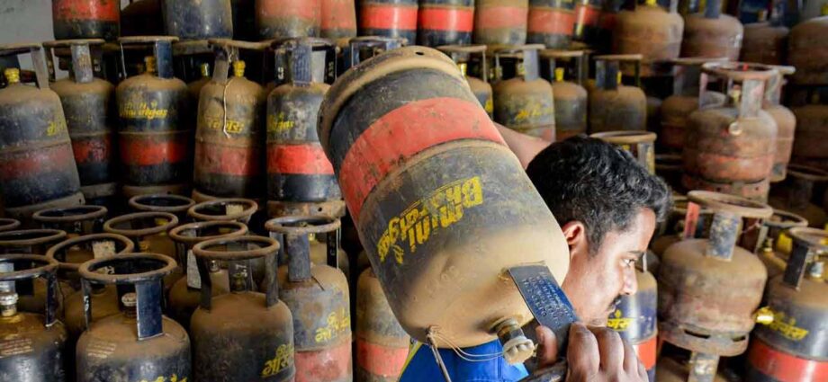রান্নার গ্যাসের বুকিংয়ে বড়সড় বদল: উজ্জ্বলা গ্রাহকদের জন্য বাড়ল অপেক্ষার সময়সীমা