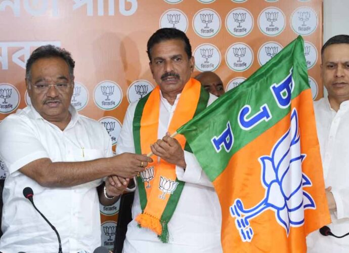 মধ্য কলকাতায় বড়সড় ভাঙন: দীর্ঘদিনের কংগ্রেস কাউন্সিলর সন্তোষ পাঠক যোগ দিলেন বিজেপিতে