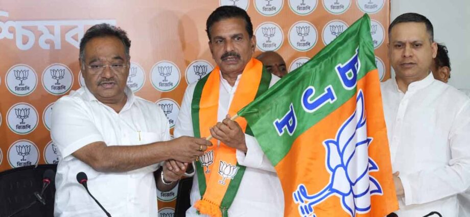 মধ্য কলকাতায় বড়সড় ভাঙন: দীর্ঘদিনের কংগ্রেস কাউন্সিলর সন্তোষ পাঠক যোগ দিলেন বিজেপিতে