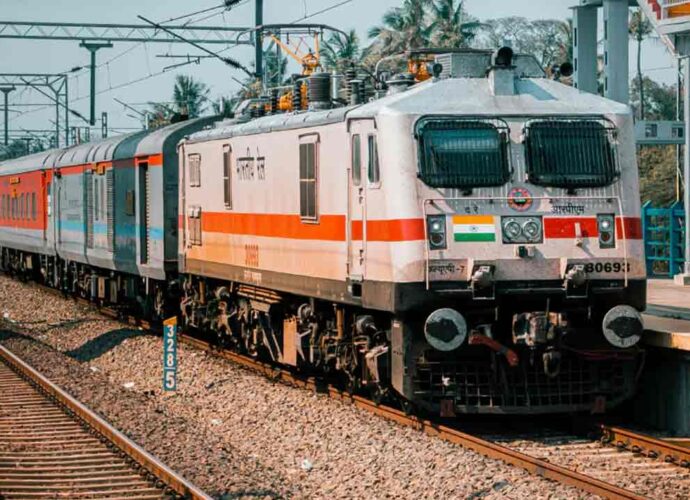 ভোট উৎসবে বাড়ি ফেরার স্বস্তি: এপ্রিলের নির্বাচনে ২৮টি স্পেশাল ট্রেন ঘোষণা ভারতীয় রেলের