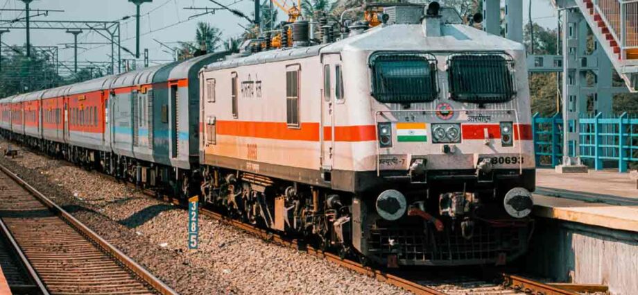 ভোট উৎসবে বাড়ি ফেরার স্বস্তি: এপ্রিলের নির্বাচনে ২৮টি স্পেশাল ট্রেন ঘোষণা ভারতীয় রেলের