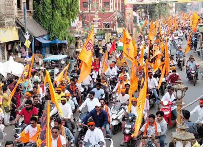 রামনবমীর আবহে নির্বাচনী উত্তাপ: গদা-তলোয়ার হাতে প্রচারে বিজেপি প্রার্থীরা, যাদবপুরে স্লোগান-পাল্টা স্লোগান