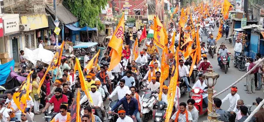 রামনবমীর আবহে নির্বাচনী উত্তাপ: গদা-তলোয়ার হাতে প্রচারে বিজেপি প্রার্থীরা, যাদবপুরে স্লোগান-পাল্টা স্লোগান