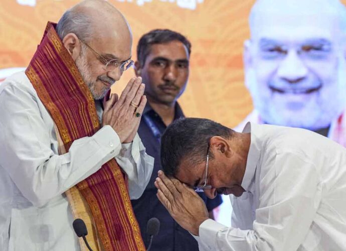 বঙ্গ বিজেপির ‘মুখ’ কি শুভেন্দুই? শাহের ‘চার্জশিট’ ও বক্তব্যে বিরোধী দলনেতার গুরুত্বে সিলমোহর