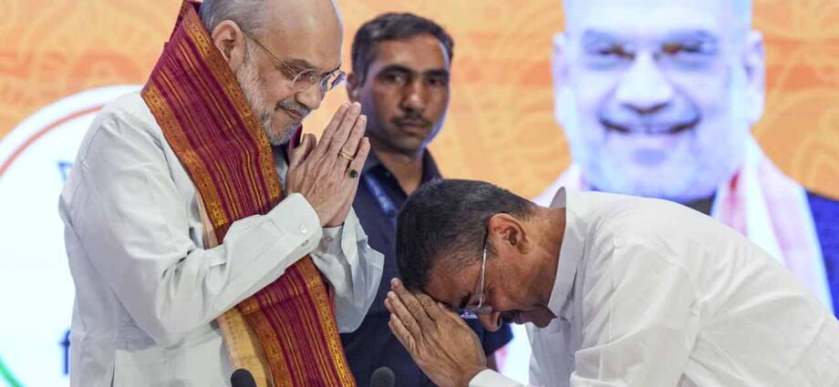 বঙ্গ বিজেপির ‘মুখ’ কি শুভেন্দুই? শাহের ‘চার্জশিট’ ও বক্তব্যে বিরোধী দলনেতার গুরুত্বে সিলমোহর