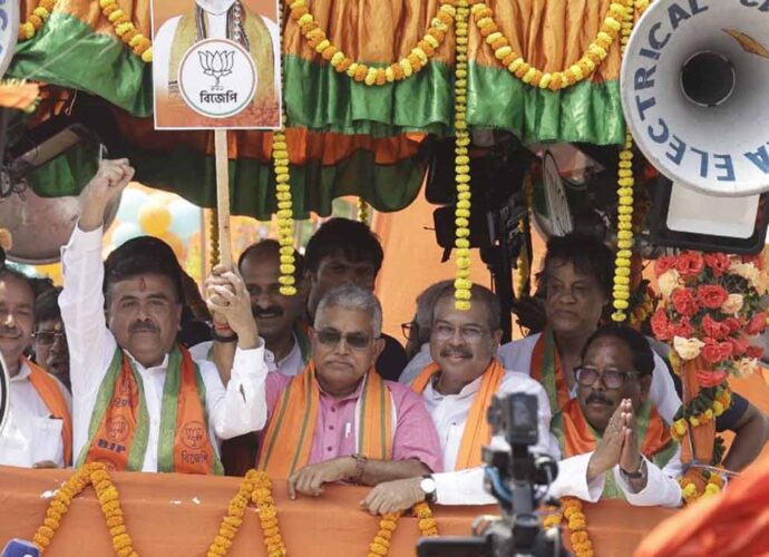 বঙ্গ বিজেপির অবিসংবাদিত ‘মুখ’ শুভেন্দু! প্রতীক প্রদান থেকে মনোনয়ন— নয়া কৌশলে চমক পদ্ম শিবিরের