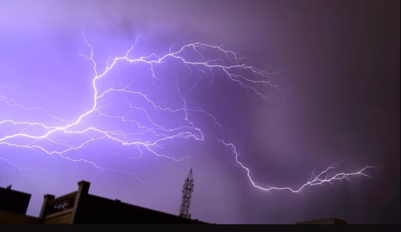 তপ্ত বাংলায় রুদ্রমূর্তি প্রকৃতির: কলকাতায় আছড়ে পড়ল মরশুমের প্রথম কালবৈশাখী, একাধিক জেলায় ‘লাল সতর্কতা’