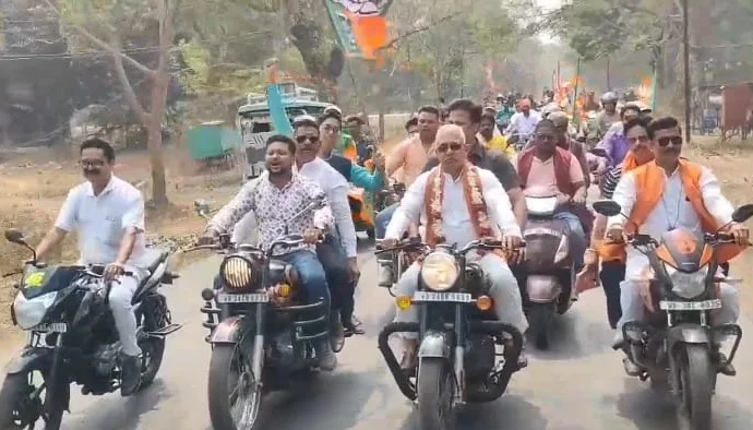 খড়্গপুরে বিজেপির বিশাল বাইক র‍্যালি: ‘পরিবর্তন সংকল্প যাত্রা’র নেতৃত্বে দিলীপ ঘোষ
