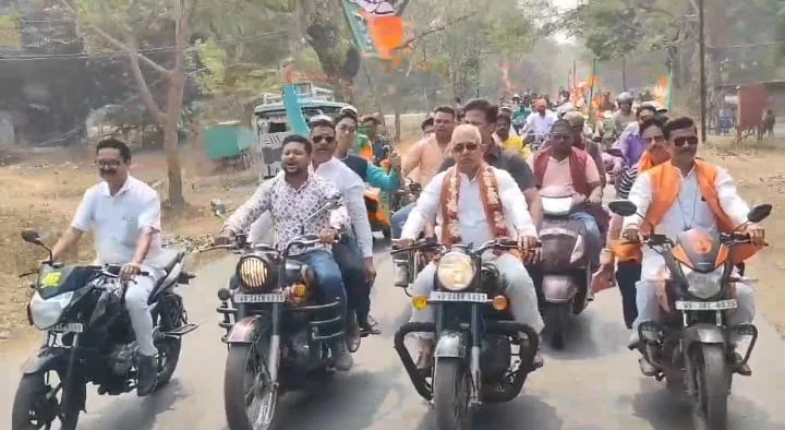 খড়্গপুরে বিজেপির বিশাল বাইক র‍্যালি: ‘পরিবর্তন সংকল্প যাত্রা’র নেতৃত্বে দিলীপ ঘোষ