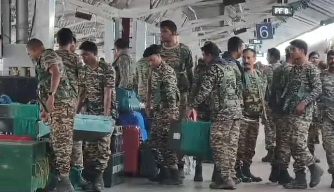 বিধানসভা নির্বাচন ২০২৬: পশ্চিম মেদিনীপুরে মোতায়েন আরও ১১ কোম্পানি কেন্দ্রীয় বাহিনী; খড়্গপুরে গোলাপ দিয়ে স্বাগত