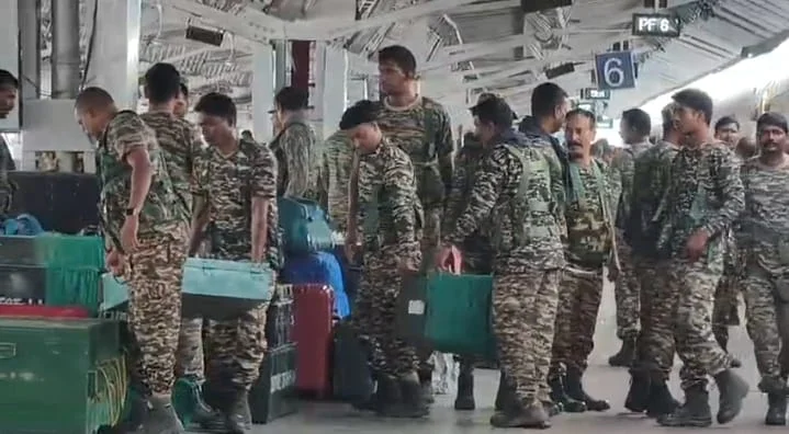 বিধানসভা নির্বাচন ২০২৬: পশ্চিম মেদিনীপুরে মোতায়েন আরও ১১ কোম্পানি কেন্দ্রীয় বাহিনী; খড়্গপুরে গোলাপ দিয়ে স্বাগত