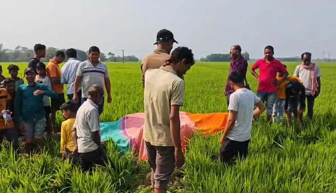 দাঁতনে রহস্যময় বিশালকার ড্রোন উদ্ধার: ধানক্ষেতে আস্ত ‘বিমান’ দেখে এলাকায় ব্যাপক চাঞ্চল্য