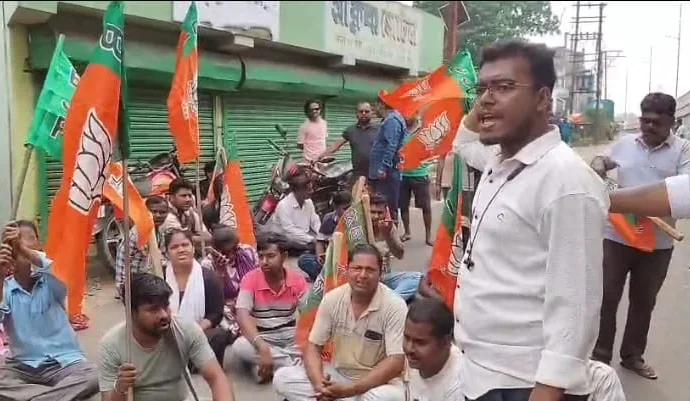 রানাঘাট দক্ষিণে বিজেপি প্রার্থী নিয়ে তীব্র অসন্তোষ: ‘বহিরাগত’ ও ‘ভুয়ো’ ডিগ্রির অভিযোগে জেলা কার্যালয়ে বিক্ষোভ