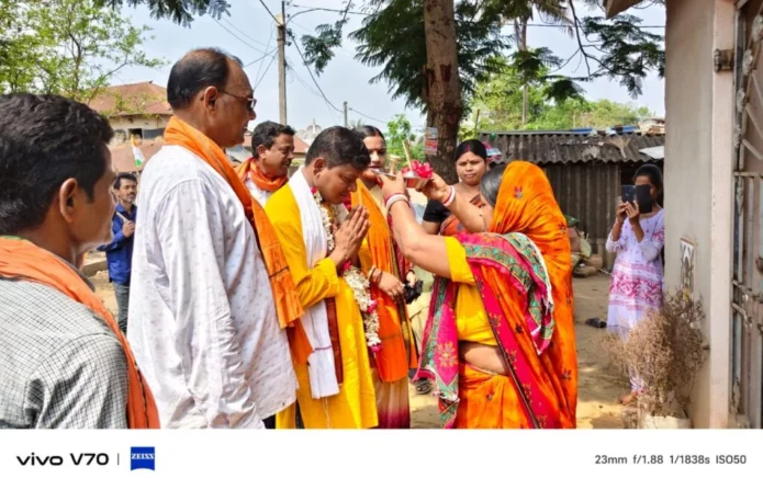 শালবনীতে ভোটের লড়াই তুঙ্গে: জঙ্গলমহলে জোরদার প্রচারে বিজেপি প্রার্থী বিমান মাহাতো শালবনীতে ভোটের লড়াই তুঙ্গে: জঙ্গলমহলে জোরদার প্রচারে বিজেপি প্রার্থী বিমান মাহাতো