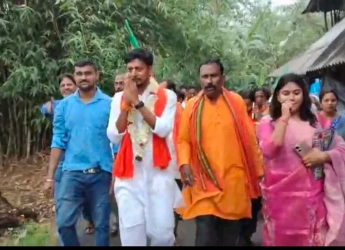 আরামবাগে জনসংযোগে জোর: বাড়ি বাড়ি গিয়ে প্রচার সারলেন বিজেপি প্রার্থী হেমন্ত বাগ