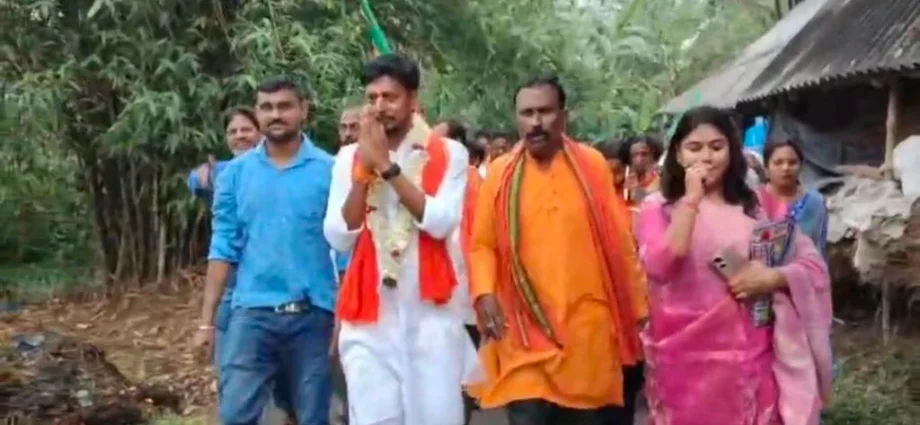 আরামবাগে জনসংযোগে জোর: বাড়ি বাড়ি গিয়ে প্রচার সারলেন বিজেপি প্রার্থী হেমন্ত বাগ