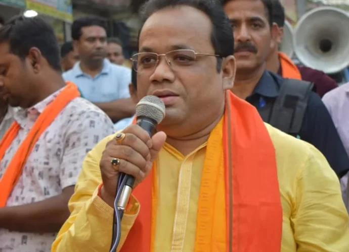 বনগাঁয় চরম রাজনৈতিক উত্তেজনা: তৃণমূল প্রার্থী ও শঙ্কর আঢ্যের বিরুদ্ধে দুর্নীতির অভিযোগে আদালতের দ্বারস্থ স্বপন মজুমদার