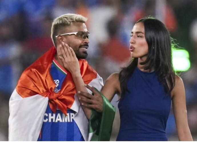 হার্দিক পাণ্ড্যর ‘গাড়ি-বিলাস’: কোটি টাকার উপহারে ভরালেন প্রেমিকা ও প্রাক্তন স্ত্রীকে, মুম্বইয়ের রাস্তায় নাজেহাল ১২ কোটির ফেরারিতে