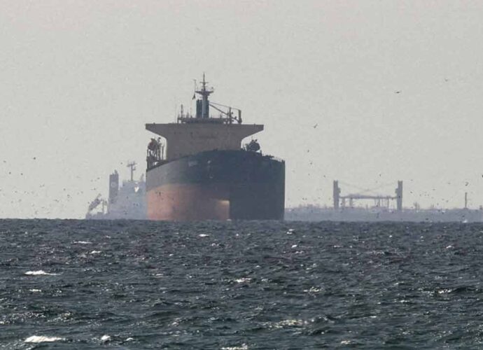 স্বস্তি ফিরছে বিশ্ব বাণিজ্যে: দুই সপ্তাহের যুদ্ধবিরতি ও হরমুজ় প্রণালী খুলতে সম্মত ইরান