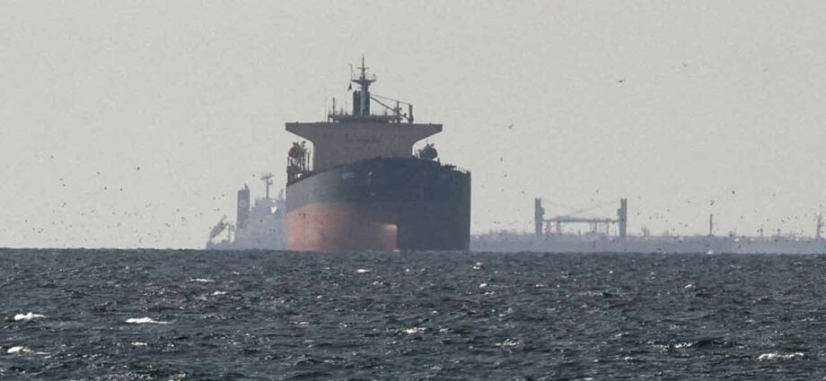 স্বস্তি ফিরছে বিশ্ব বাণিজ্যে: দুই সপ্তাহের যুদ্ধবিরতি ও হরমুজ় প্রণালী খুলতে সম্মত ইরান