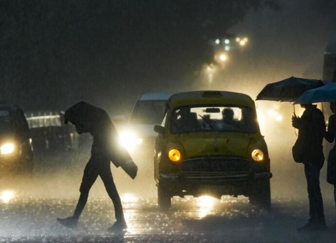 কলকাতা-সহ ৫ জেলায় লাল সতর্কতা: ভোটের রাতে দুর্যোগপূর্ণ আবহাওয়া, বইতে পারে ৮০ কিমি বেগে ঝড়
