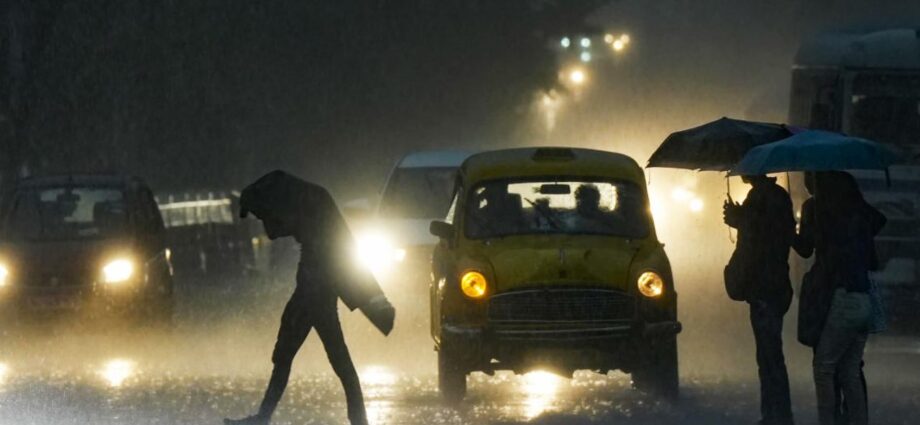 কলকাতা-সহ ৫ জেলায় লাল সতর্কতা: ভোটের রাতে দুর্যোগপূর্ণ আবহাওয়া, বইতে পারে ৮০ কিমি বেগে ঝড়