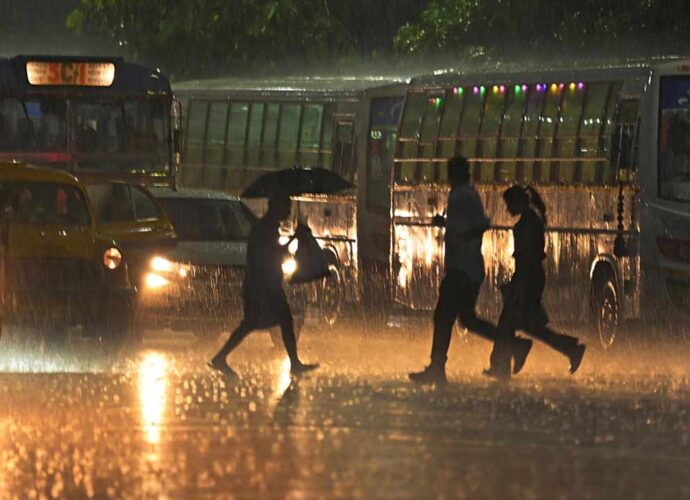 কালবৈশাখীর পূর্বাভাসে স্বস্তির নিঃশ্বাস দক্ষিণবঙ্গে, তাপমাত্রার পারদ নামার ইঙ্গিত