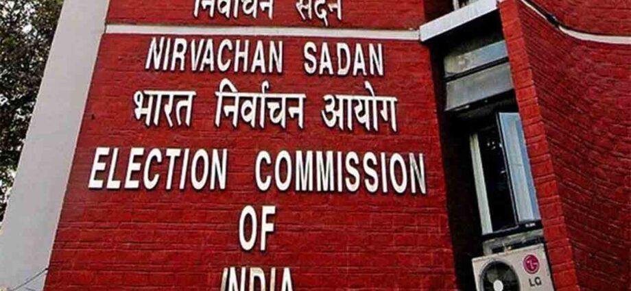 নির্বাচনী বিধিনিষেধ লঙ্ঘন: শাসকদলের হয়ে প্রচার ও দেওয়াল লিখনের অভিযোগে ৫ বিএলও-কে সাসপেন্ড করল কমিশন