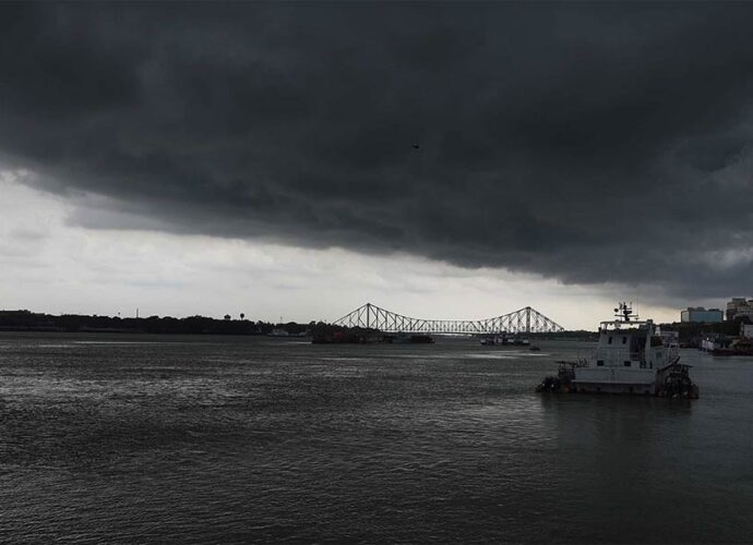 অক্ষরেখা ও ঘূর্ণাবর্তের জোড়া ফলা: শুক্রবার পর্যন্ত রাজ্যজুড়ে বৃষ্টির পূর্বাভাস, বুধবার জারি কমলা সতর্কতা