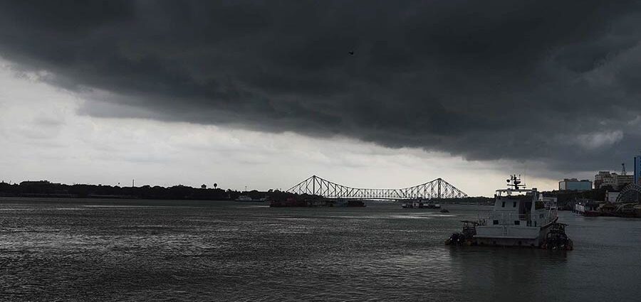 অক্ষরেখা ও ঘূর্ণাবর্তের জোড়া ফলা: শুক্রবার পর্যন্ত রাজ্যজুড়ে বৃষ্টির পূর্বাভাস, বুধবার জারি কমলা সতর্কতা