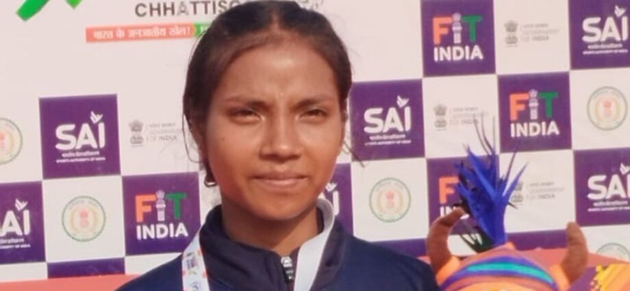 দারিদ্র্য জয় করে স্বপ্ন পূরণ: ‘খেলো ইন্ডিয়া ট্রাইবাল গেমস’-এ সোনা জিতে বাংলার মুখ উজ্জ্বল করলেন সঞ্জিতা