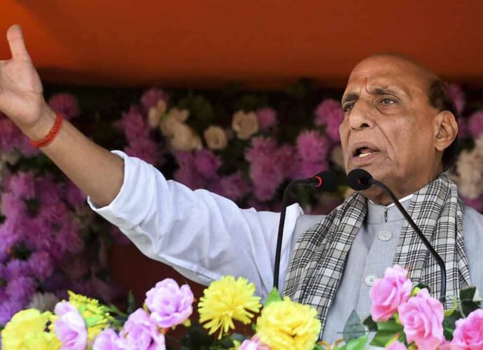 ‘৫৬ বছর আগের কথা মনে আছে তো?’ পাকিস্তানকে ১৯৭১-এর স্মৃতি মনে করিয়ে কড়া জবাব রাজনাথের