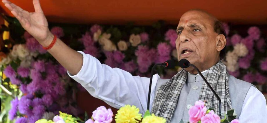 ‘৫৬ বছর আগের কথা মনে আছে তো?’ পাকিস্তানকে ১৯৭১-এর স্মৃতি মনে করিয়ে কড়া জবাব রাজনাথের