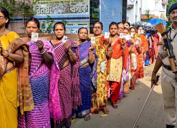 ভোটকেন্দ্রে প্রবেশে কড়া নিরাপত্তা: ভোটারদের পরিচয় যাচাই এবার দু’ধাপে, নতুন নির্দেশিকা নির্বাচন কমিশনের