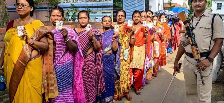 ভোটকেন্দ্রে প্রবেশে কড়া নিরাপত্তা: ভোটারদের পরিচয় যাচাই এবার দু’ধাপে, নতুন নির্দেশিকা নির্বাচন কমিশনের