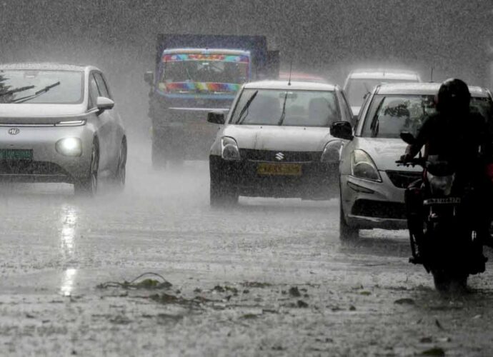 দক্ষিণবঙ্গে ধেয়ে আসছে প্রবল কালবৈশাখী: ৮ জেলায় লাল সতর্কতা, হতে পারে শিলাবৃষ্টি