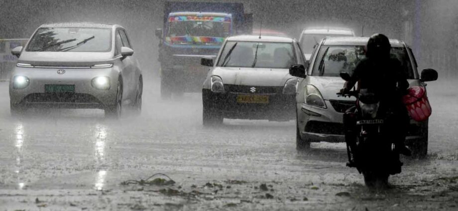 দক্ষিণবঙ্গে ধেয়ে আসছে প্রবল কালবৈশাখী: ৮ জেলায় লাল সতর্কতা, হতে পারে শিলাবৃষ্টি