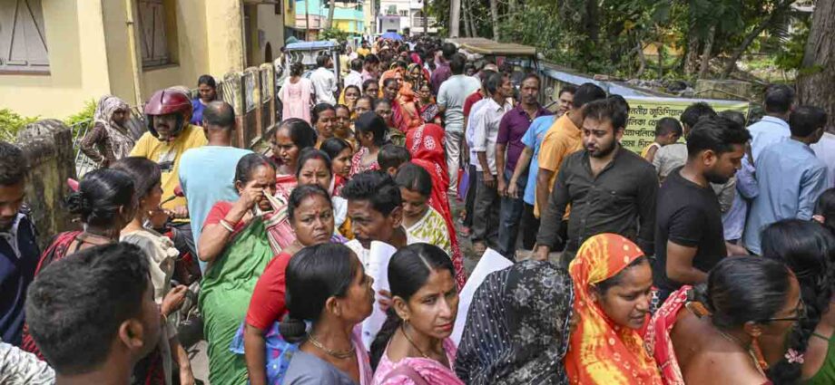 ভোটার তালিকা থেকে বিপুল নাম ছাঁটাই: শীর্ষে মুর্শিদাবাদ, শমসেরগঞ্জেই বাদ পড়ল ৯১ হাজার নাম