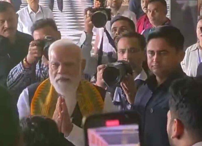 শিলিগুড়িতে সৌজন্যের নজির: প্রচারের ব্যস্ততার মাঝেও আচমকা বিয়ের আসরে প্রধানমন্ত্রী