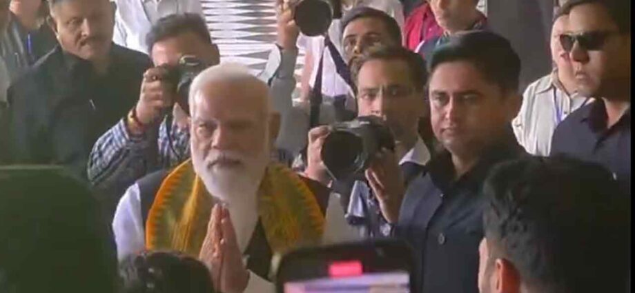 শিলিগুড়িতে সৌজন্যের নজির: প্রচারের ব্যস্ততার মাঝেও আচমকা বিয়ের আসরে প্রধানমন্ত্রী