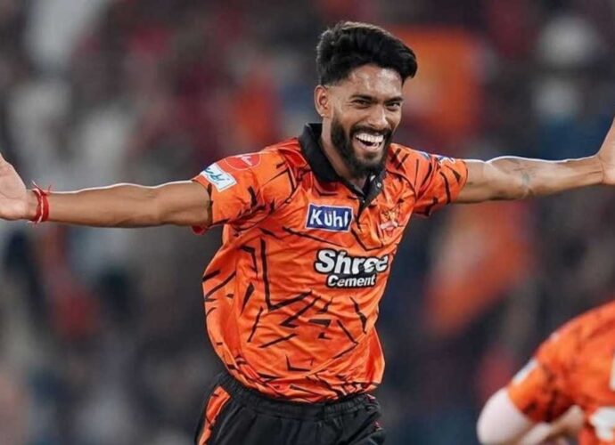 আইপিএলে স্বপ্নের অভিষেক: টেনিস বল ক্রিকেট থেকে উঠে এসে প্রথম ওভারেই ৩ উইকেট প্রফুলের