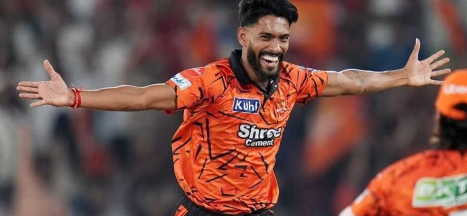 আইপিএলে স্বপ্নের অভিষেক: টেনিস বল ক্রিকেট থেকে উঠে এসে প্রথম ওভারেই ৩ উইকেট প্রফুলের