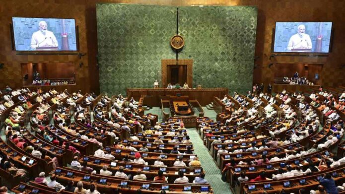 ২০২৯-এই মহিলা সংরক্ষণ ও ৮৫০ আসনের লোকসভা: বিশেষ অধিবেশনে তিনটি বিল আনছে কেন্দ্র ২০২৯-এই মহিলা সংরক্ষণ ও ৮৫০ আসনের লোকসভা: বিশেষ অধিবেশনে তিনটি বিল আনছে কেন্দ্র