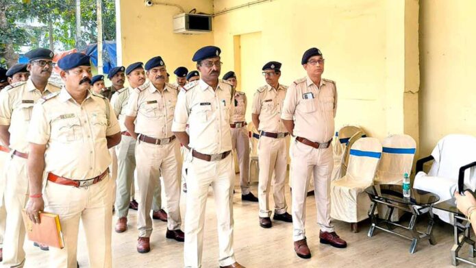 প্রথম দফার ভোটে ৪০ হাজার রাজ্য পুলিশ: মুর্শিদাবাদে সর্বাধিক মোতায়েন, বুথ পাহারায় প্রাধান্য কেন্দ্রীয় বাহিনীরই প্রথম দফার ভোটে ৪০ হাজার রাজ্য পুলিশ: মুর্শিদাবাদে সর্বাধিক মোতায়েন, বুথ পাহারায় প্রাধান্য কেন্দ্রীয় বাহিনীরই