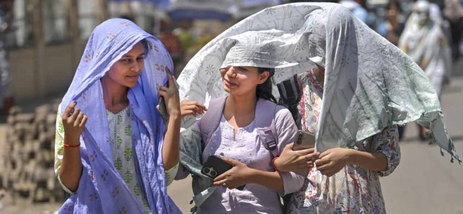 তীব্র তাপপ্রবাহে জ্বলছে বাংলা, ভোটের দিন ৬ জেলায় ‘হলুদ সতর্কতা’: জনজীবনে চরম ভোগান্তি