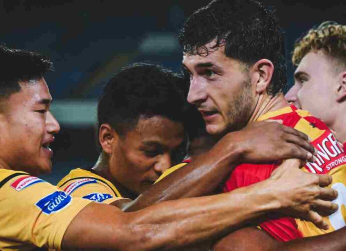 ১০ জনের ইস্টবেঙ্গলের মরিয়া লড়াই: শেষ মুহূর্তের গোলে হার বাঁচাল লাল-হলুদ, পয়েন্ট নষ্ট দুই দলেরই